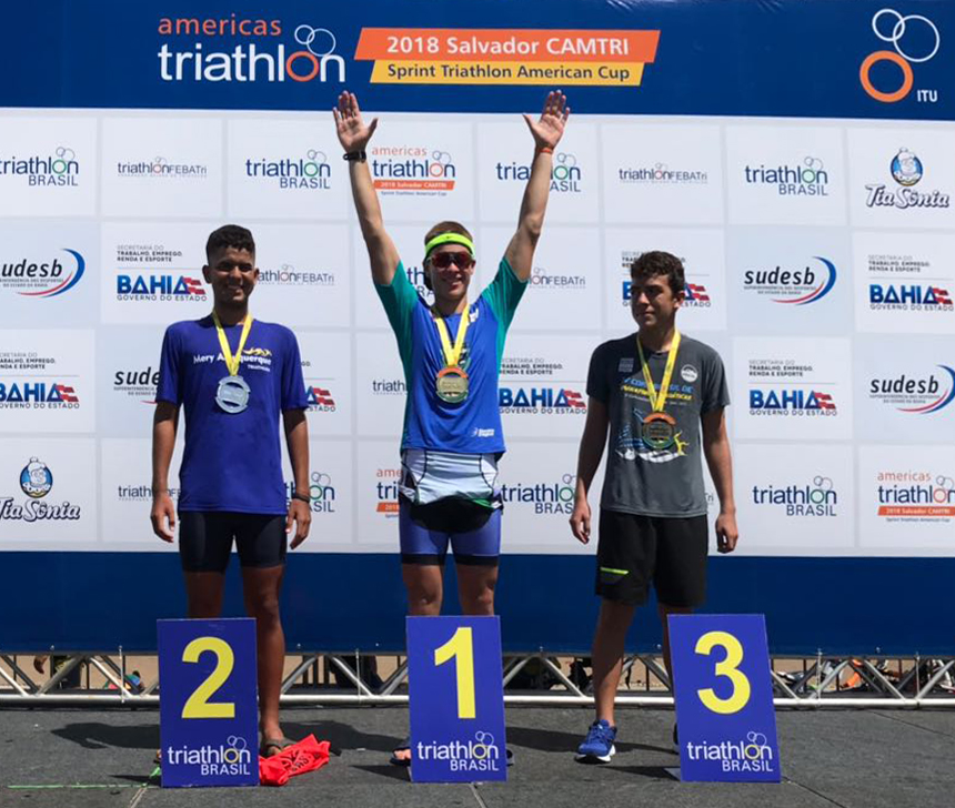 Escolinha de Triathlon é ouro na Copa Brasil Triathlon em Salvador