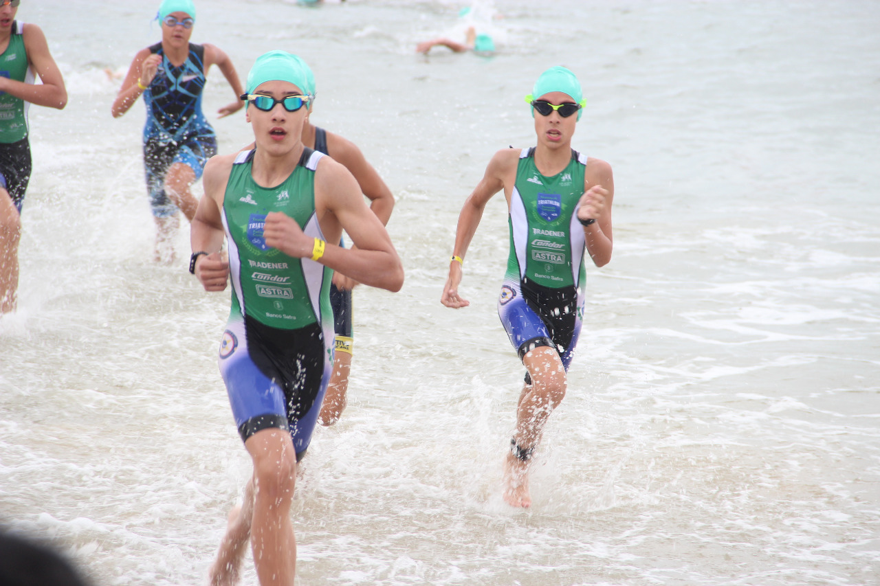 Jovens talentos paranaenses recebem ídolos do triathlon em clínica inédita