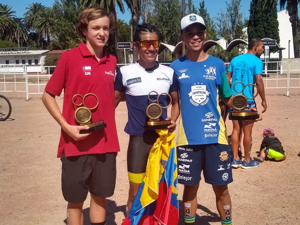 Alunos da Escolinha de Triathlon conquistam dois bronzes para o Brasil no Sul-Americano
