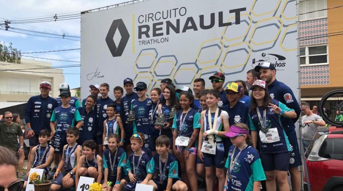 Crianças Da Escolinha De Triathlon Dão Aula De Determinação No Circuito Renault