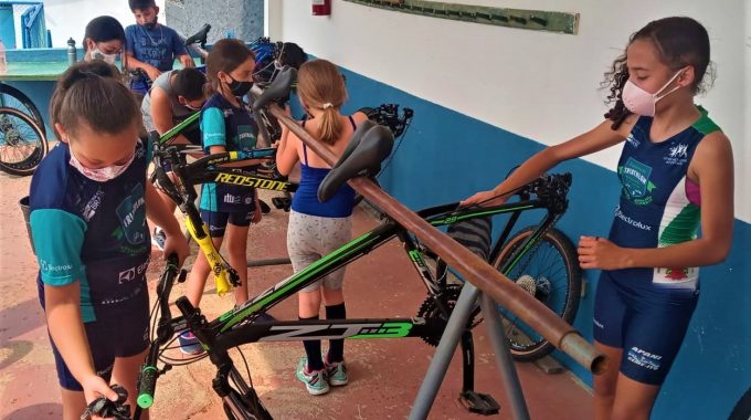 Crianças Da Escolinha De Triathlon Em Itu Aprendem A Fazer Manutenção De Bike