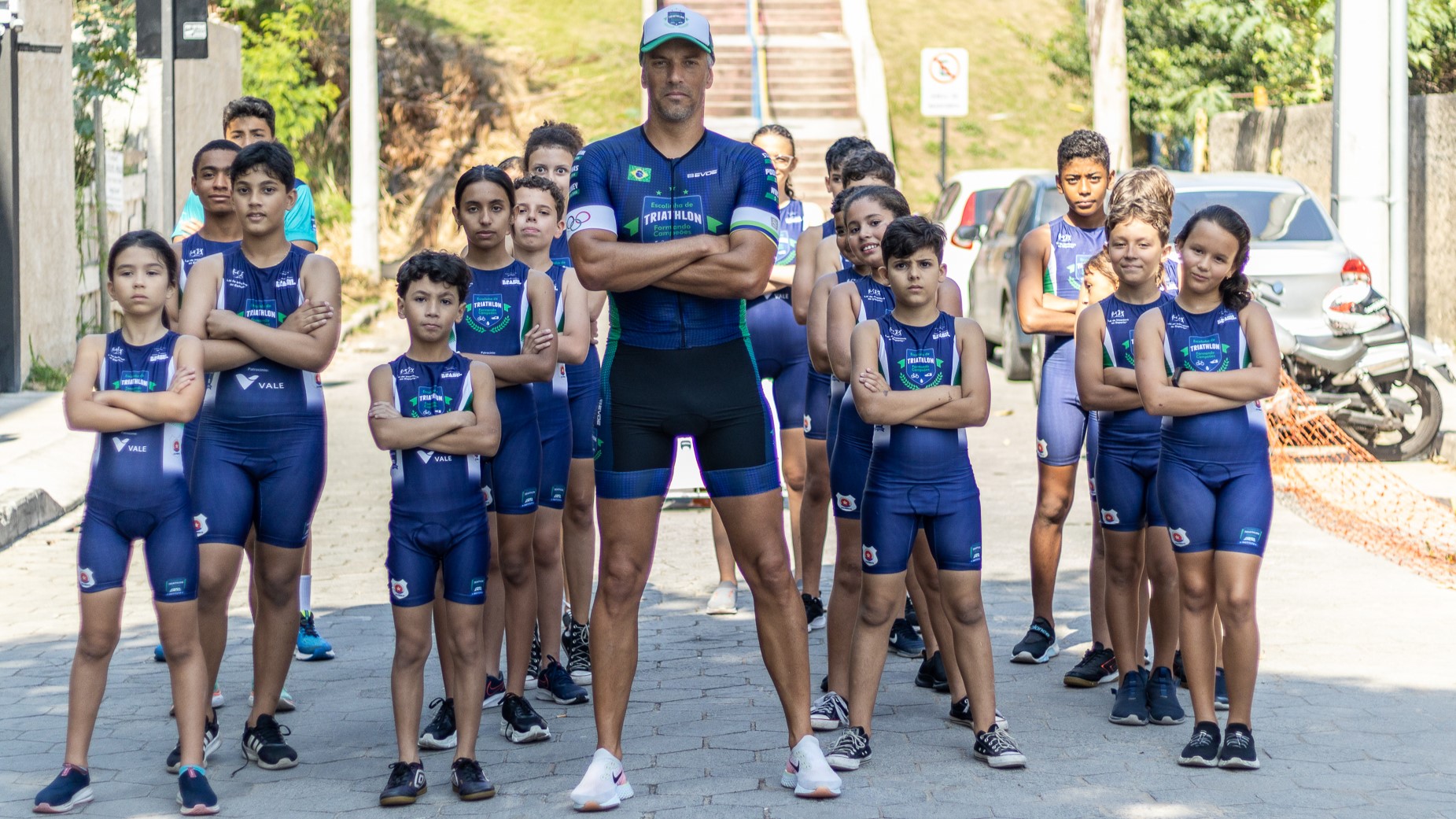Juraci Moreira inspira alunos da Escolinha de Triathlon em visita ao núcleo de Vitória (ES)