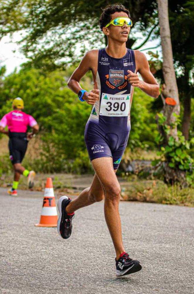 Jovem promessa da Escolinha de Triathlon de Caucaia (CE) sonha com futuro esportivo