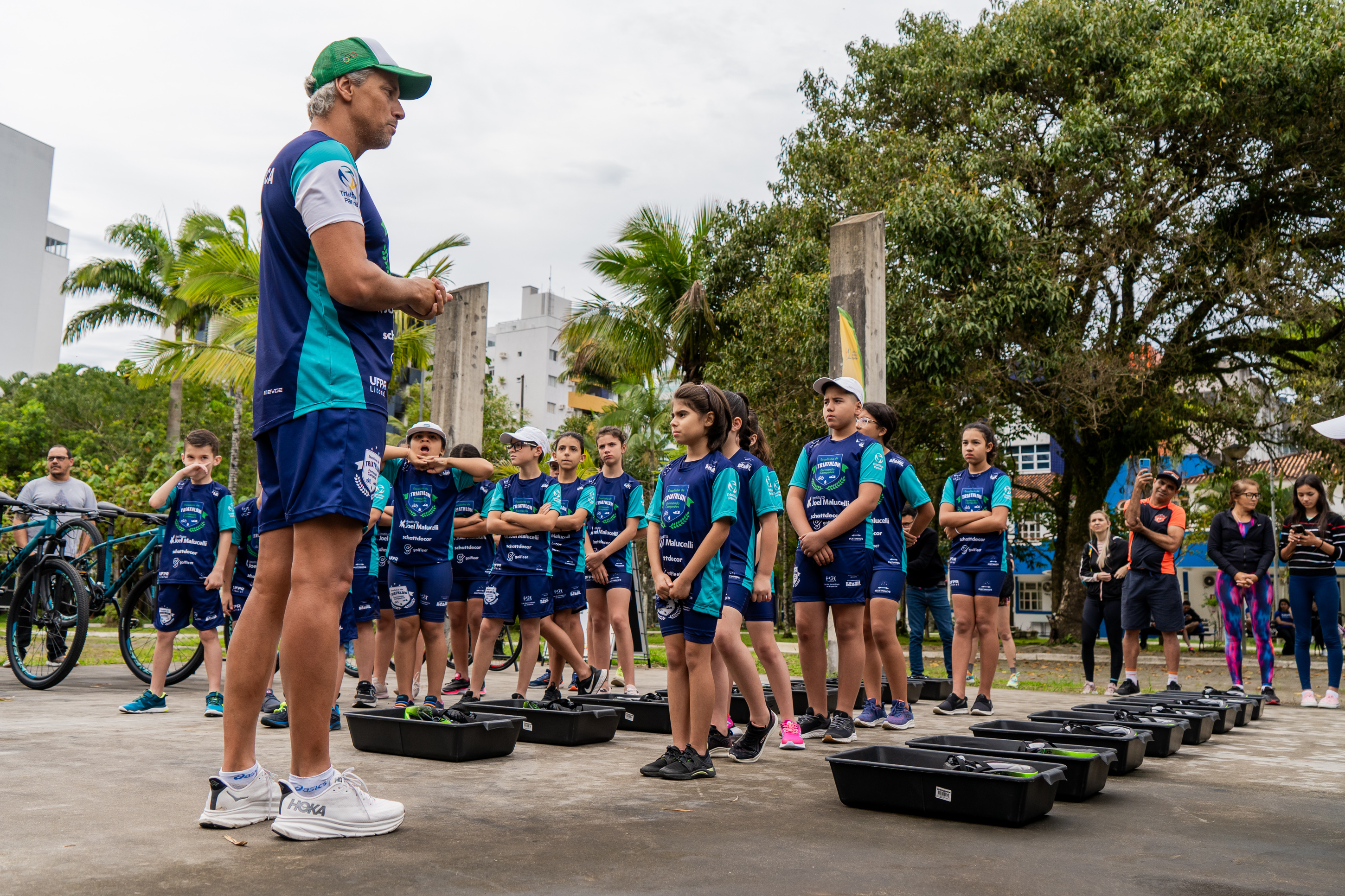 Juraci Moreira, padrinho e gestor da Escolinha de Triathlon, faz visita especial na sede de Matinhos (PR)