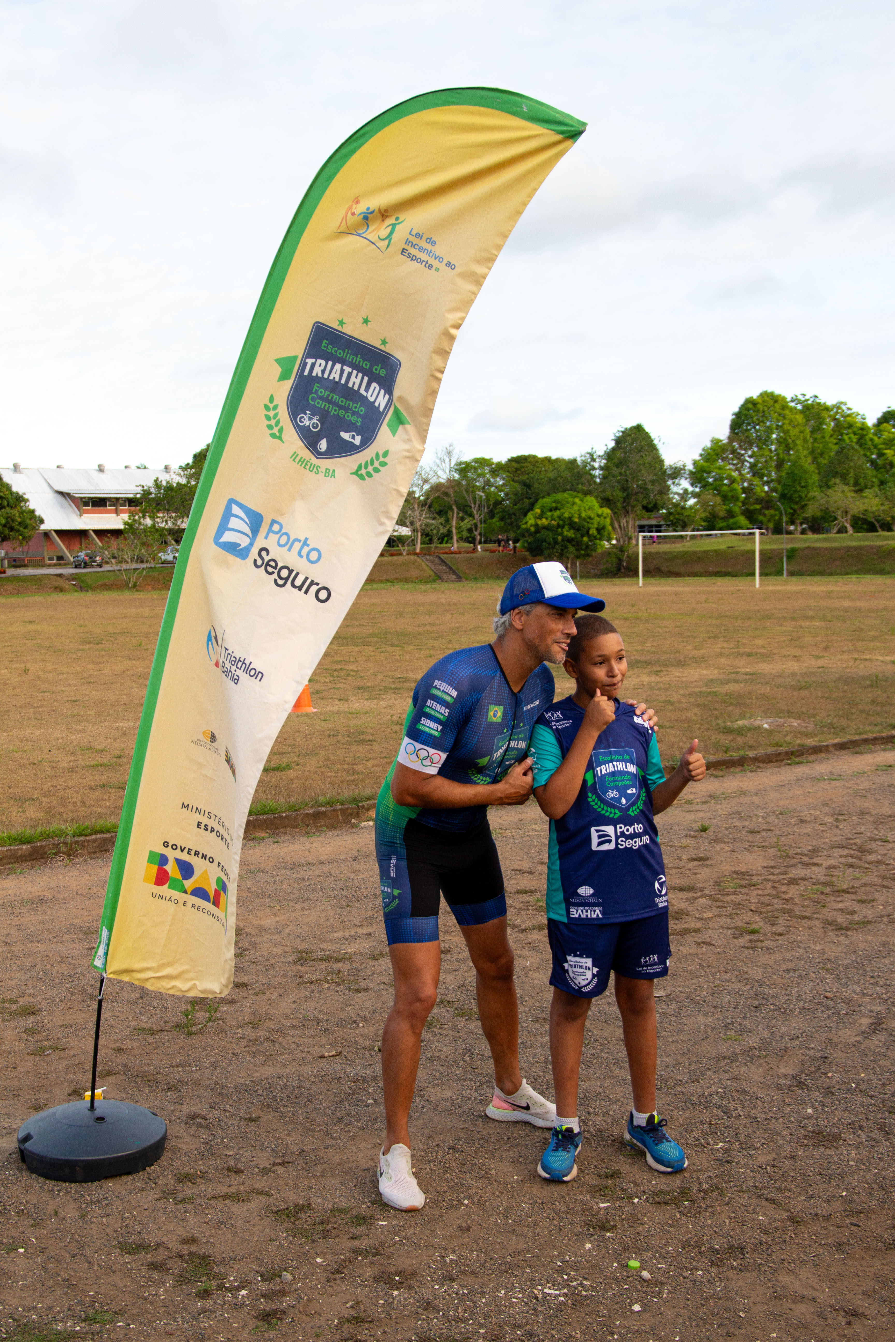 Padrinho e gestor da Escolinha de Triathlon, Juraci Moreira, realiza visita na sede de Ilhéus (BA) e alunos fazem a festa
