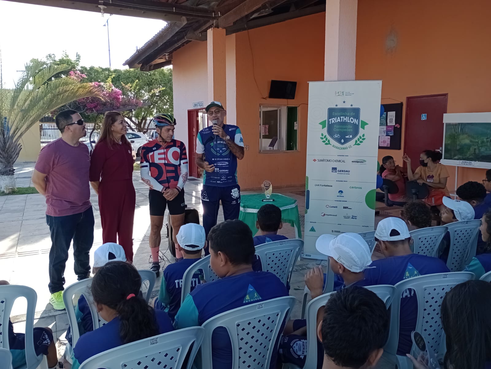 Premiação dos melhores do Campeonato Cearense de Duathlon Terrestre agita sede da Escolinha de Triathlon de Maracanaú (CE)