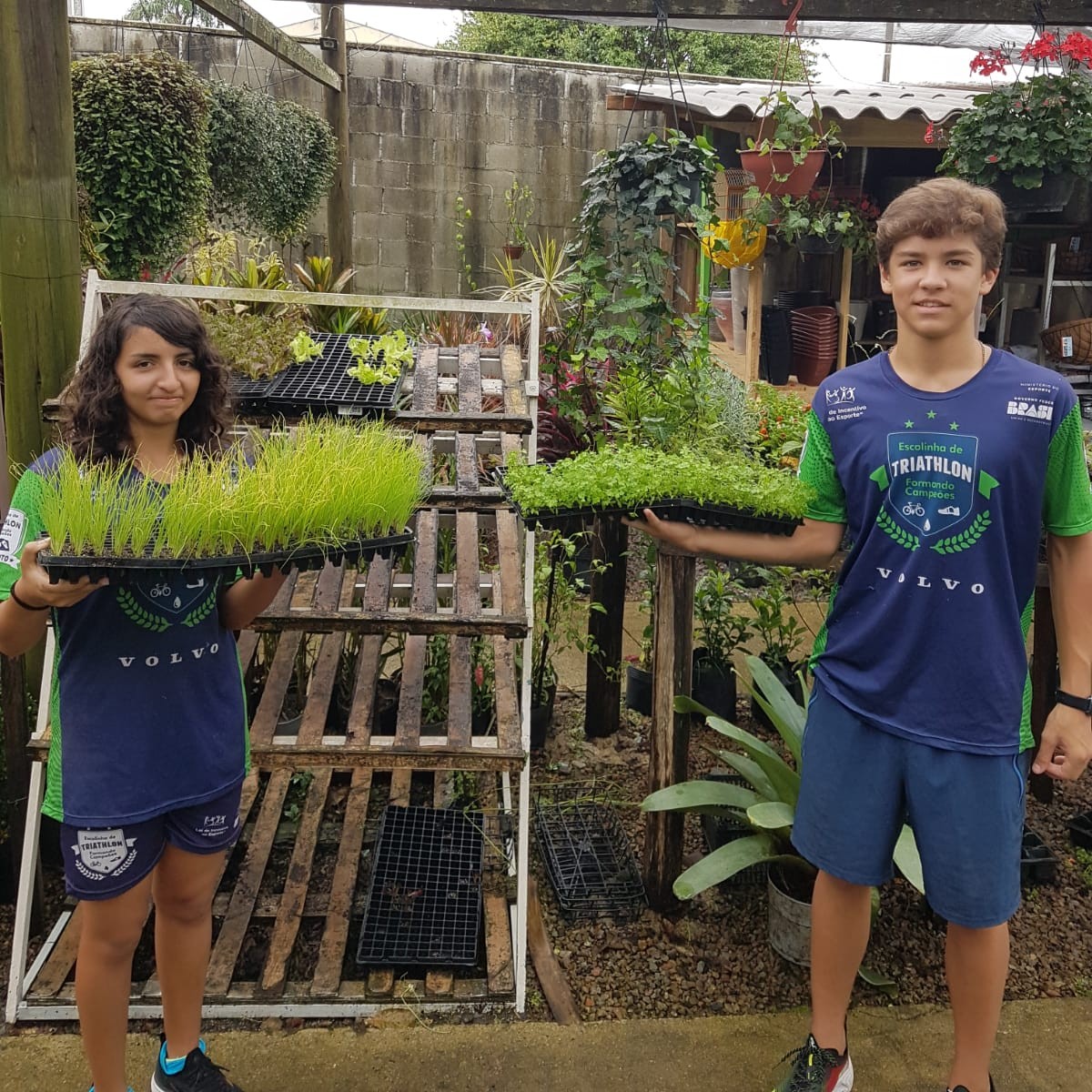 Escolinha de Triathlon de Curitiba (PR) incentiva sustentabilidade com horta comunitária cuidada pelos alunos