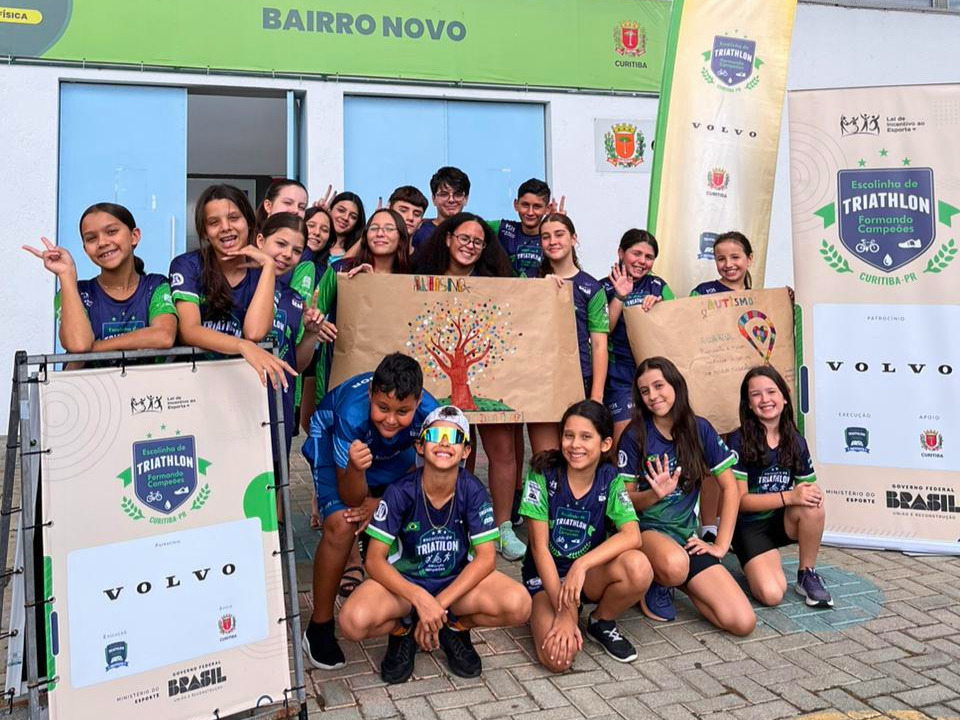 No início do Abril Azul, Escolinha de Triathlon de Curitiba (PR) promove atividade de conscientização sobre o autismo