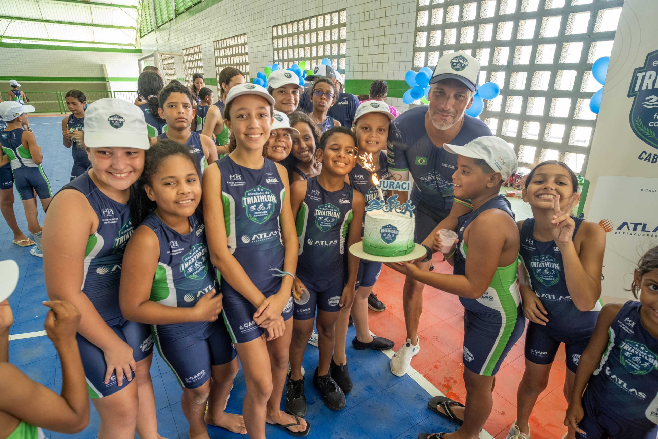 Primeira visita do padrinho olímpico Juraci Moreira fortalece laços da Escolinha de Triathlon no Cabo de Santo Agostinho (PE)